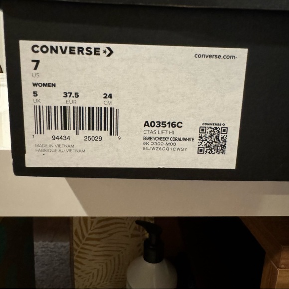 New in box, Chuck Taylor Converse Platform, xtra high top. Sz 7, Rare sun design - Picture 6 of 6